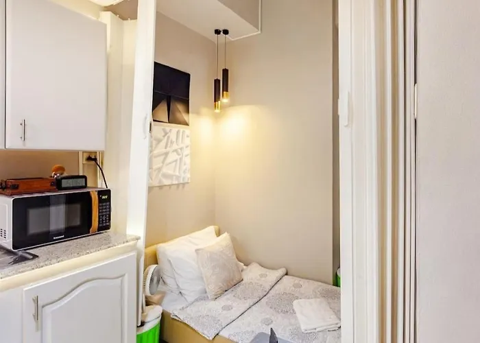 Amazing 1 5br Unit Connected To Eastwood Mall Apartment *
