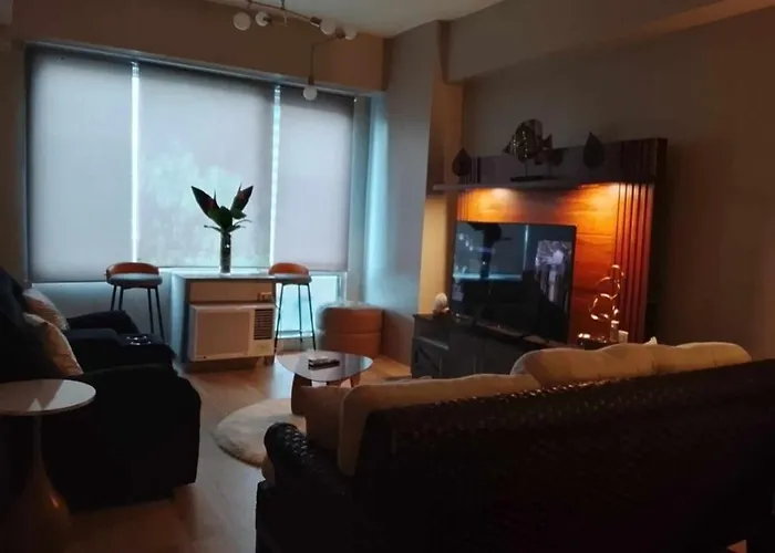 Amazing 1 5br Unit Connected To Eastwood Mall Apartment