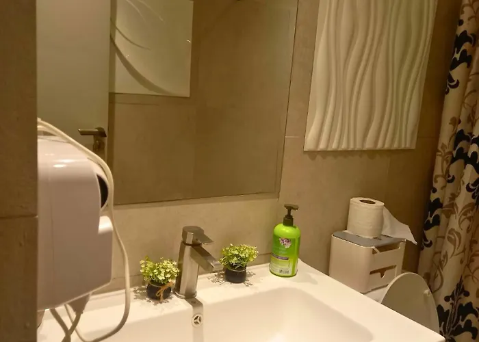 Amazing 1 5br Unit Connected To Eastwood Mall * Manila