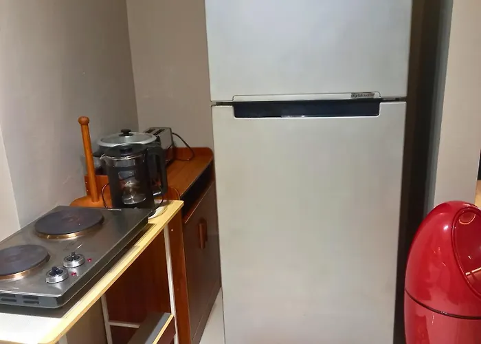 Amazing 1 5br Unit Connected To Eastwood Mall Apartment *